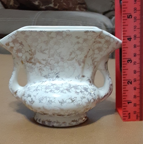 Vintage Vase with gold floral print made by Stoneer Pottery Co. - Picture 9 of 9